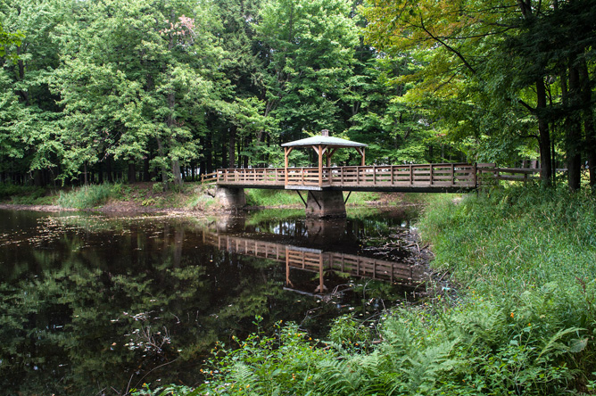 Passerelle au-dessus de l'étang du Boisé du Séminaire de Nicolet