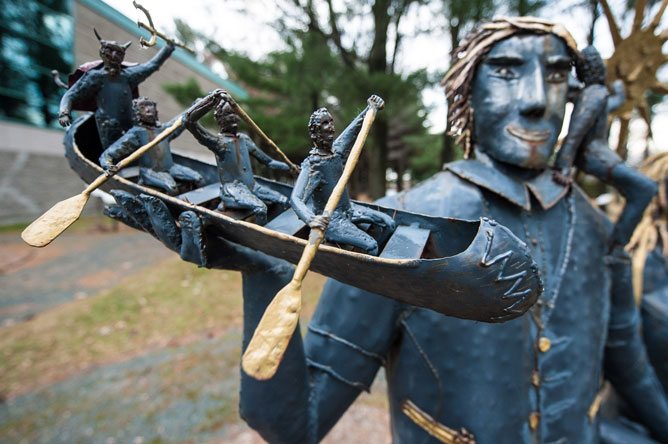 Vue rapprochée d'une sculpture en métal évoquant les personnages de la légende de la Chasse-galerie dans le parc littéraire « L'arbre de mots ».