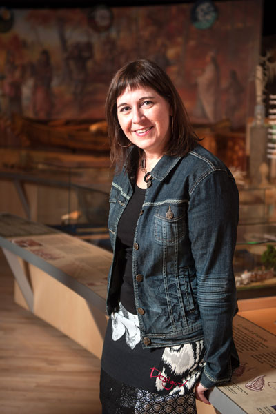 Michelle Bélanger montrant les artefacts dans l'exposition permanente du Musée des Abénakis.