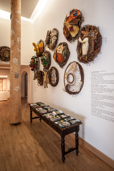 Dix oeuvres contemporaines utilisant des techniques ancestrales de vannerie présentées dans le hall du Musée des Abénakis.