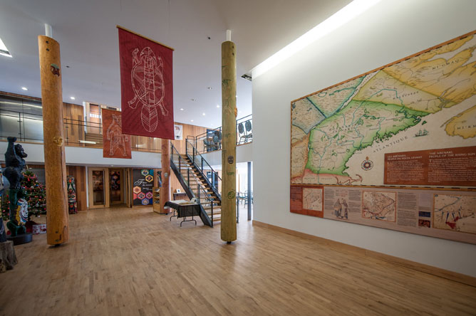 Carte de grande dimension, présentée dans le hall du Musée des Abénakis, montrant les territoires occupés par différents peuples amérindiens.