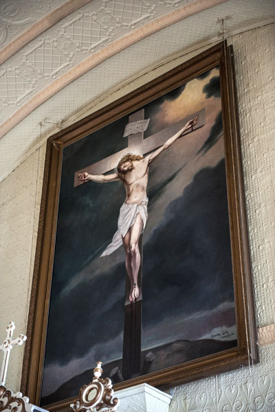 Peinture réalisée par le poète Charles Gill, montrant le Christ en croix, présentée dans l'église Saint-François-de-Salles à Odanak.