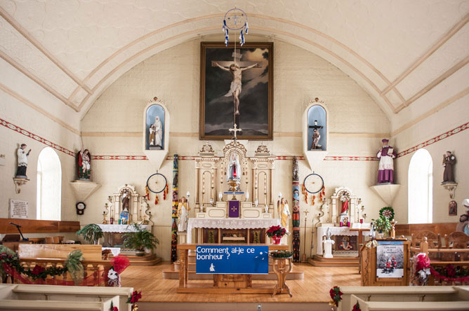 Vue de l'intérieur de l'église Saint-François-de-Sales à Odanak où se trouvent différents symboles religieux.