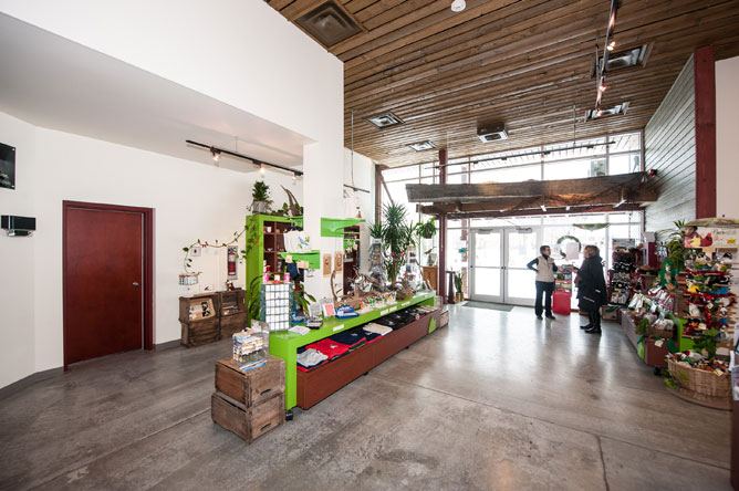 Deux femmes dans la boutique du Centre de la Biodiversité du Québec.