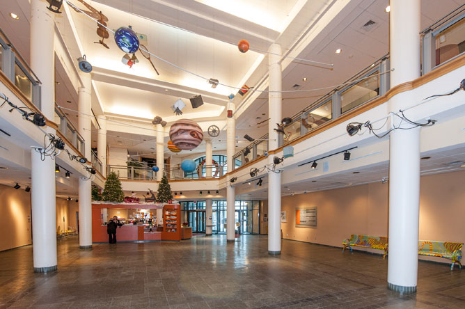 Accessoires multicolores suspendus au plafond du Grand hall du Musée québécois de culture populaire