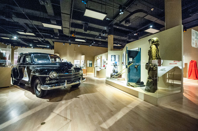 Ancienne automobile de police au Musée québécois de culture populaire