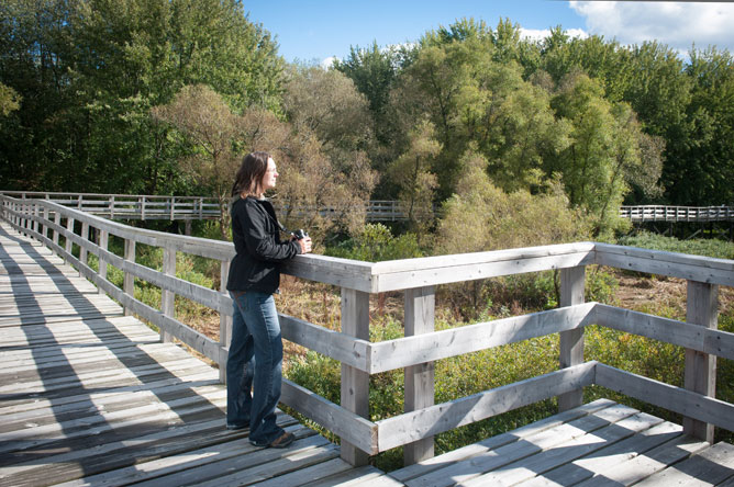 Une femme sur la passerelle du sentier de la Pointe-à-Caron à Louiseville