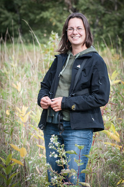 Marilyn Labrecque, chargée de projet Biodiversité à Nature Québec, dans un champ devant le sentier de la Pointe-à-Caron