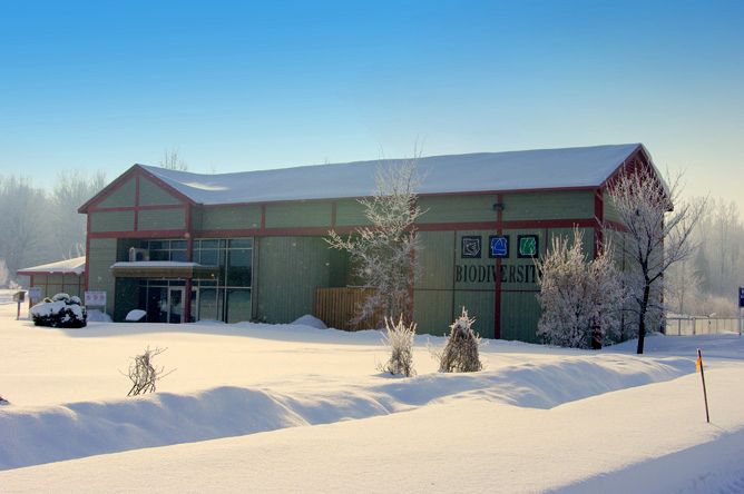 Vue extérieure hivernale du Centre de la Biodiversité du Québec à Bécancour.