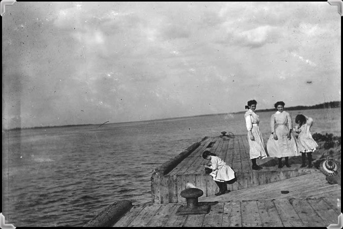 Quatre jeunes filles sur le quai du Port Saint-François à Nicolet en 1911