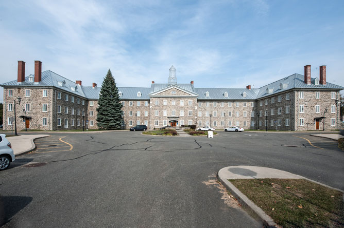 Stone building housing the École nationale de police du Québec in Nicolet
