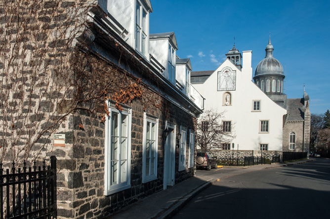 Maisons anciennes en pierres dans l'arrondissement historique de Trois-Rivières