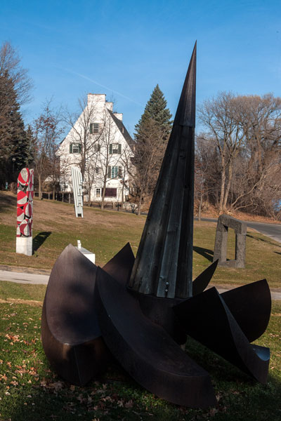 Sculptures dans le Parc portuaire de Trois-Rivières avec une vue rapprochée d'une sculpture comportant une partie très pointue