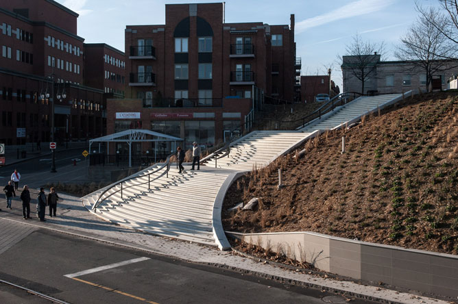 Escalier monumental reliant le Parc portuaire au Vieux Trois-Rivières.
