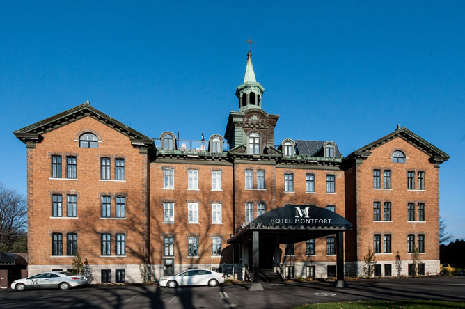 Red-brick façade of the Montfort Hotel in Nicolet